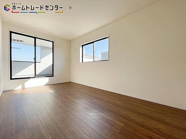 【リビング以外の居室】1号棟
日中電気をつけなくても、差し込む陽光でまぶしいほど明るい2面採光の室内です。風通しも良く、大変居心地の良い空間となっております。爽やかな風を感じられそうです。個々のプライベート時間も大切ですね