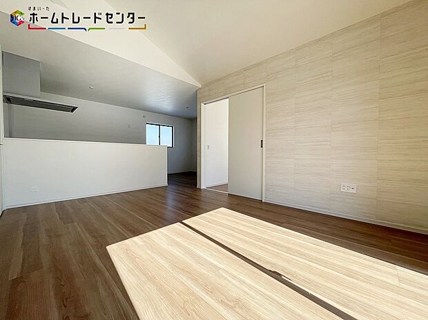 【リビング】2号棟
リビングは、ダイニングやキッチンと一体になっております!調理や食事、勉強や遊び場、様々な機能を持たせる家族のコミュニケーションの場になっております!かけがえのない時間を楽しんでください!