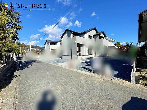 【前面道路含む現地写真】○嬉しい設備仕様
システムキッチン、浴室乾燥機、ウォークインクローゼット、床下収納、TVモニター付インターホン、24時間換気システム、シューズインクローク、パントリー、駐車場3台(車種による)!