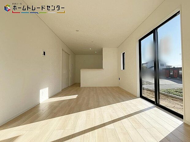 【リビング】広々とした開放感あふれるリビングです。ゆったり寛げる充分な広さがありますので、ご家族でインテリアのレイアウトを考えるのも楽しみになりそうです。広いリビングだと雨の日に室内干しをしても邪魔になりません。