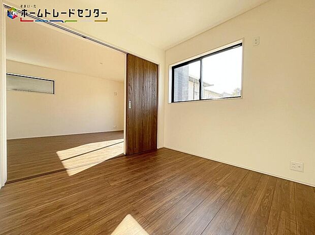 【リビング以外の居室】穏やかな光が差し込む室内には、穏やかな時間が流れます。休日には、落ち着いた空間で自分の趣味を楽しむのはいかがですか。なんとなく休日を過ごしてしまうこともなく、充実した素敵な一日になることでしょう！