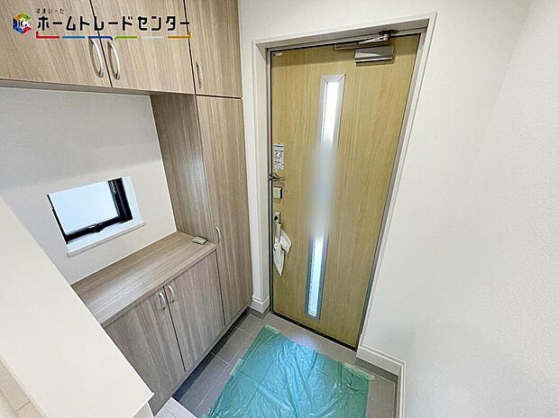 【玄関】玄関扉は、明かりを採り込めるスリットデザイン！見た目にも機能性も人気！縦長のデザインですので、明るさが欲しい足元近くまで光を取り入れてくれます！玄関の快適性が高まる自慢の玄関です！