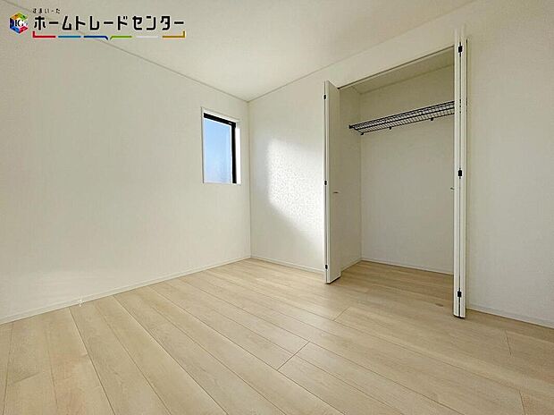 【収納】お子様の成長は早いものです！どんどん増えていく荷物も、楽々しまえる収納力です！お部屋は美しい空間を保てますね！オシャレなママは洋服もたくさんです！収納に困らないよう、各部屋の収納力も見逃せない！！