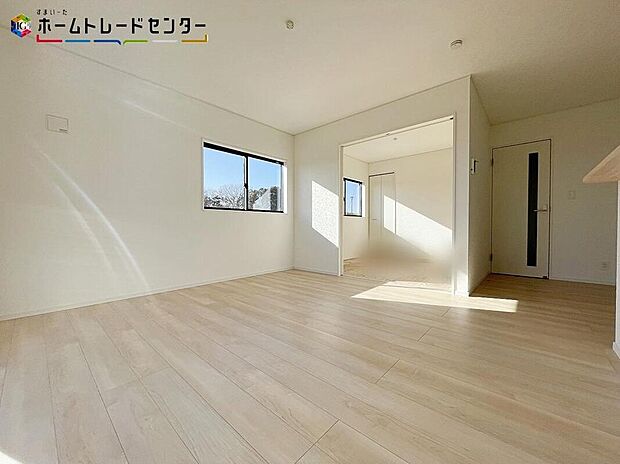 【リビング】広々とした開放感あふれるリビング！ゆったり寛げる充分な広さがございます！ご家族でインテリアのレイアウトを考えるのも楽しみになりそうですね。窓も大きいので明るく風通しも良く、居心地の良いリビングです！