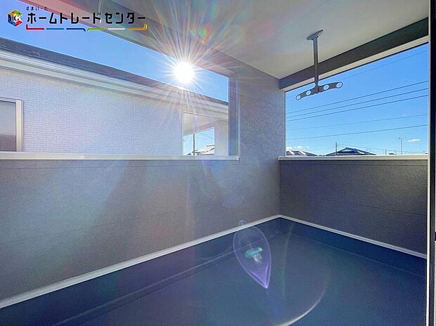 【バルコニー】２号棟
家族分の洗濯物やお布団が一気に干せます！重労働ですし、お天気にも左右される家事ですが快適でスムーズに行えるよう、動きやすい広さを確保しております！室内空間と外空間の中間のような雰囲気です！