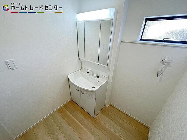 【洗面台・洗面所】1号棟
白を基調とした爽やかなサニタリースペースです。清潔感のある快適空間です。毎日の身支度も気持ち良くお使い頂けます。女性にはうれしい3面鏡化粧台!三方から姿をチェック!