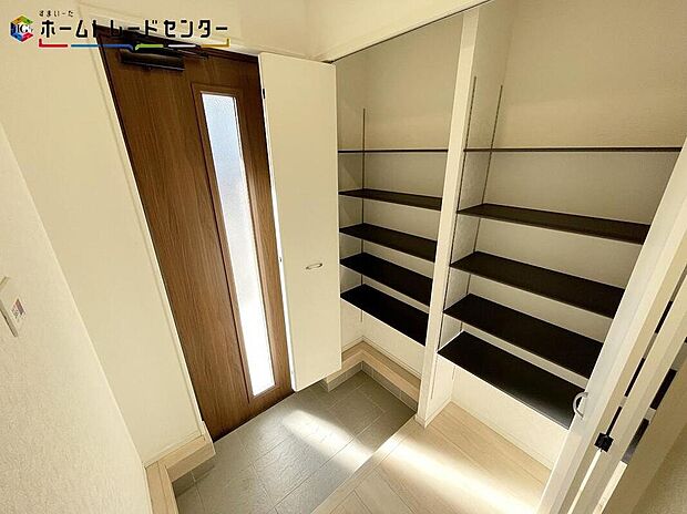 【玄関】2号棟
ご家族が増えると靴の数も増えますね。大容量の収納力で大家族の履物もすっきり収納できます!いつでも玄関周りがすっきりと片付きますので、急な来客でも慌てません!最初に入る我が家の自慢の空間のひとつ