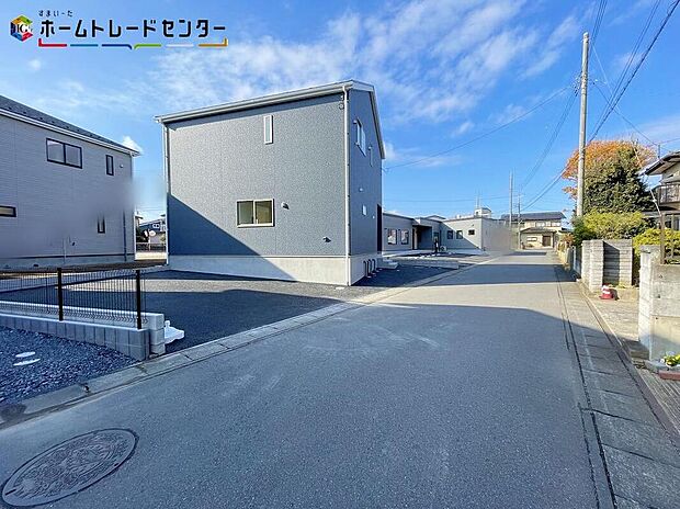 【前面道路含む現地写真】1号棟
嬉しい仕様がたくさん!
システムキッチン、浴室乾燥機、床下収納、防犯カメラ、TVモニター付きインターホン、人感センサー付玄関灯、駐車2台可(車種による)!