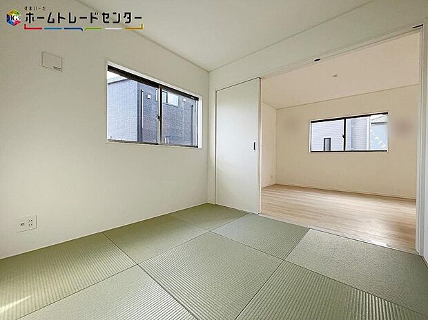 【リビング以外の居室】1号棟
あると落ち着く『和室』♪窓から入る暖かな日差しについウトウトしてしまいます!家事の休憩スペースやお子様のお昼寝スペースとしても活用してください♪もちろんお客様の宿泊用にも☆