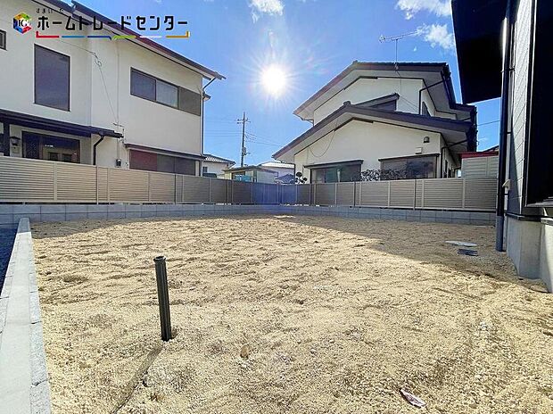 【庭】陽光たっぷり降りそそぐ南庭を備えた理想のお住まいです。お子様の遊び場や趣味のガーデニングなど、ライフスタイルに合わせていろいろとお楽しみ頂けそうです。