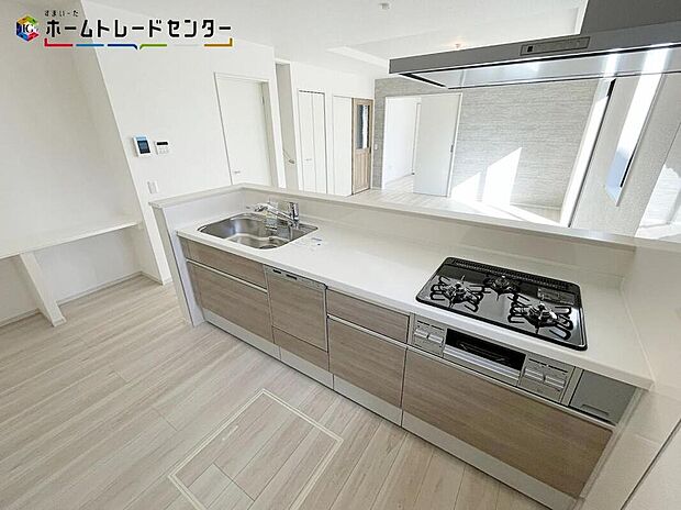 【キッチン】リビングで遊んでいるお子様を見守りながら、時にはお喋りをしながら料理や後片付けができる人気の高いスタイルです♪ワークトップ幅が広く、お子さまやご夫婦が並んでお料理が楽しめます♪