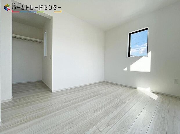 【リビング以外の居室】穏やかな光が差し込む室内には、穏やかな時間が流れます。休日には、落ち着いた空間で自分の趣味を楽しむのはいかがですか。明るめのフローリングですので、壁紙ともマッチし、お部屋を更に広く見せてくれる効果も。