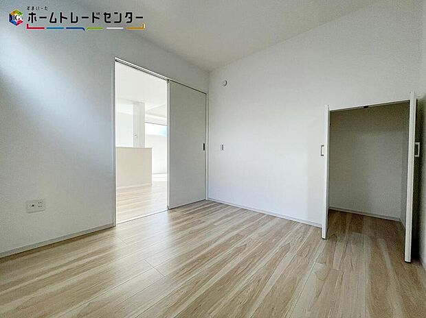 【リビング以外の居室】リビングに隣接したお部屋は、来客時やご夫婦の寝室・お子様の遊び場・書斎、将来家族が増えたときのご両親やお子様お部屋と多目的にお使い頂けます！あってよかったの大変便利なお部屋になっております！