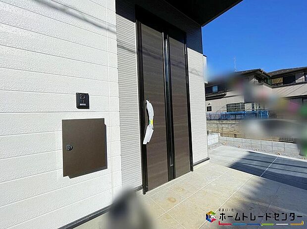 【玄関】玄関ポーチには屋根がついているので雨でも玄関前で濡れずにお出かけ準備が出来ます。セキュリティを高められるTVモニター付きインターフォンが標準装備です！