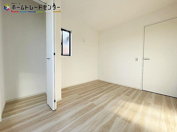【リビング以外の居室】収納も多くお子様の成長と共に増えていく荷物も楽々しまえる住みやすい邸宅です♪ご家族での生活に寄り添う設計となっております。