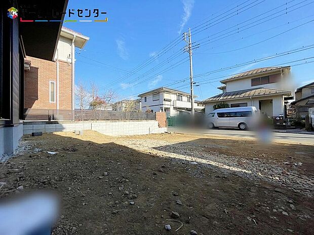 【庭】陽光たっぷり降りそそぐ南庭を備えた理想のお住まいです。お子様の遊び場や趣味のガーデニングなど、ライフスタイルに合わせていろいろとお楽しみ頂けそうです。