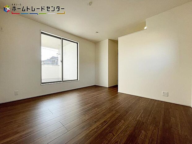 【リビング以外の居室】穏やかな光が差し込む室内には、穏やかな時間が流れます。休日には、落ち着いた空間で自分の趣味を楽しむのはいかがですか。なんとなく休日を過ごしてしまうこともなく、充実した素敵な一日になることでしょう！