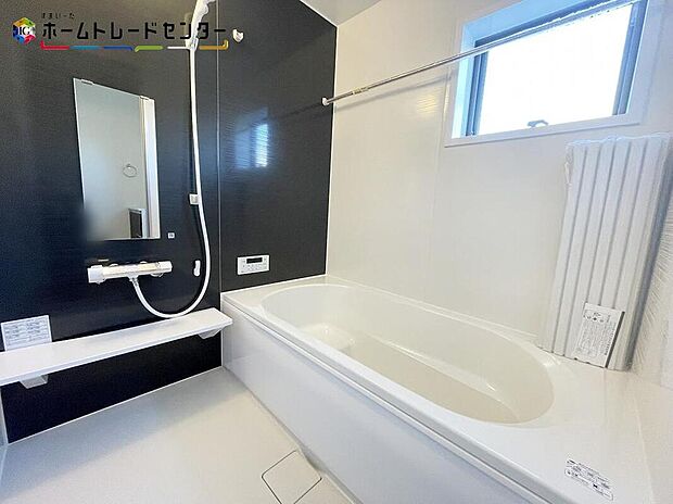 【浴室】浴室は湿気がたまりやすく、換気扇だけではどうしてもカビが出やすいです。窓もあり浴室乾燥機も設置されておりますのでカビの抑制に繋がります！洗濯物を乾かすことも出来ます！雨の日や花粉の季節も心配いりません