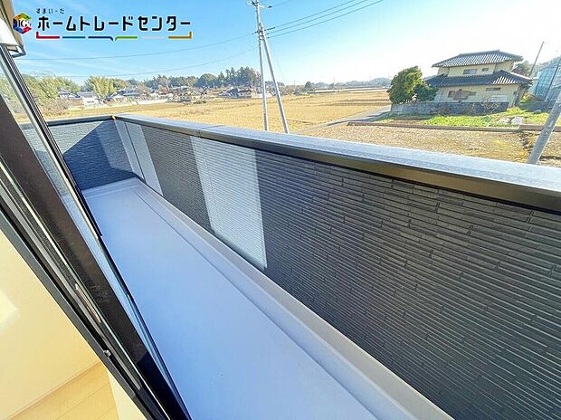 【バルコニー】南側に設置されたバルコニー。心地よい春の陽射しや暖かな風を楽しむことが出来る。晴れた日にはたっぷりの洗濯物や布団を干せます!夜には家族で星を眺めたり。家族のつながりを強めてくれるバルコニーです。