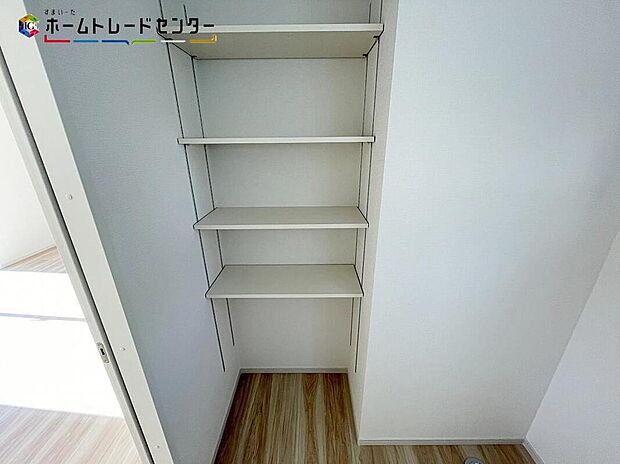 【洗面台・洗面所】お風呂上がりの着替えが楽になるリネン庫!タオルやパジャマ、下着を収納すれば各部屋へ取りに行かなくても済みますね!洗剤やシャンプーなどのストック品も綺麗に整理整頓出来ます!