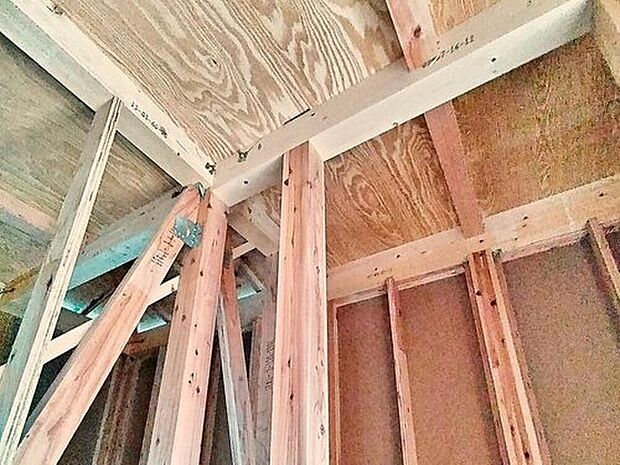 【日本の気候風土に適した「木造軸組工法」】柱、梁などの「軸組み」で構造体を作り上げています。　接合部には、金物・筋かいなどで補強を行いより強度を高め、木材はプレカットにより品質のバラツキを防ぎ、安定した品質の住宅を供給しています。