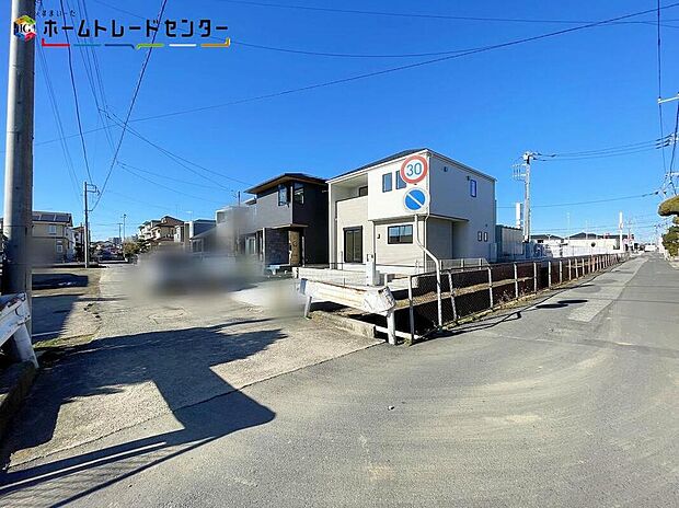 【前面道路含む現地写真】JR常磐線「取手」駅まで車で５分！リナージュ時間を超えて、受け継がれていく住まいを。煌めく家族時間がここから始まる。耐震に優れた工法を採用、一生住む家だから構造にも環境にもこだわりを！