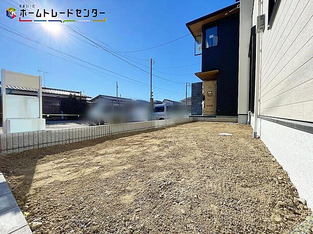 【庭】陽光たっぷり降りそそぐ南庭を備えた理想のお住まいです。お子様が安心して遊べる場所や趣味のガーデニングなど、ライフスタイルに合わせていろいろとお楽しみ頂けそうです。お庭があると暮らしが豊かになりますね！