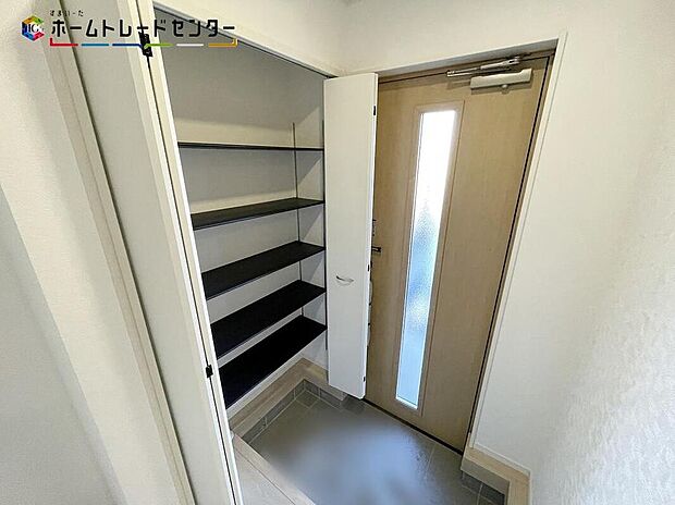 【玄関】1号棟
ご家族が増えると靴の数も増えますね。大容量の収納力で大家族の履物もすっきり収納できます!いつでも玄関周りがすっきりと片付きますので、急な来客でも慌てません!