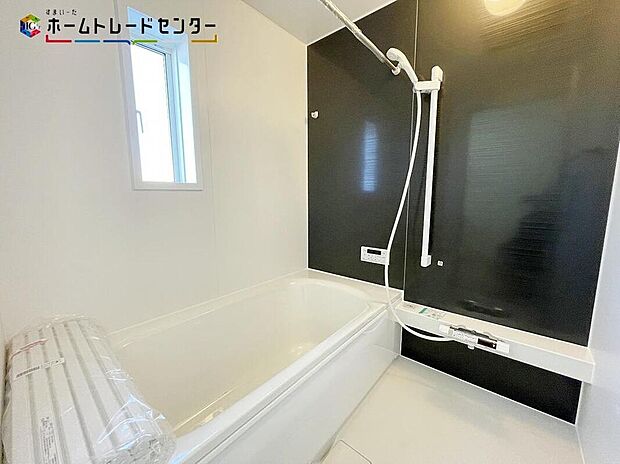 【浴室】1号棟
浴室乾燥機付きのバスルームとなっております♪落ち着いた雰囲気のゆったり寛げるバスルーム。毎日のバスタイムが楽しみになりそうです。窓があることで、換気環境も良好。掃除もスムーズに出来ます。