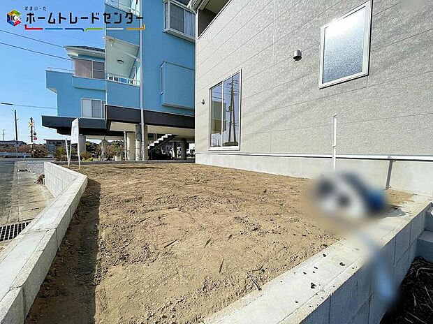 【庭】陽光たっぷり降りそそぐ南庭を備えた理想のお住まいです。お子様の遊び場や趣味のガーデニング、ワンちゃんも飼えますね♪お休みの日はBBQはいかがですか！ライフスタイルに合わせて、お楽しみ頂けそうですね！