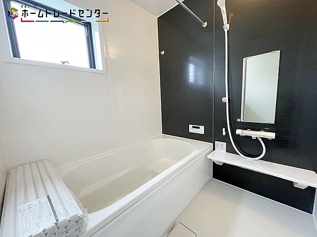 【浴室】1号棟
浴室乾燥機付きのバスルームとなっております♪落ち着いた雰囲気のゆったり寛げるバスルーム。毎日のバスタイムが楽しみになりそうです。窓があることで、換気環境も良好。掃除もスムーズに出来ます。