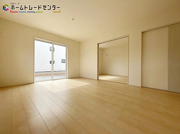 【リビング】2号棟
広々とした開放感あふれるリビング!ゆったり寛げる充分な広さがございます!ご家族でインテリアのレイアウトを考えるのも楽しみになりそうですね。窓も大きいので明るく風通しも良く、居心地がよいです!