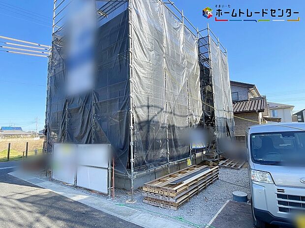 【現地外観写真】1号棟
嬉しい仕様がたくさん!
浴室乾燥機、システムキッチン、ウォークインクローゼット、洗浄便座、床下収納、24時間換気、TVモニター付きインターホン、人感センサー、駐車3~4台可(車種による)♪