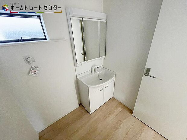 【洗面台・洗面所】白を基調とした爽やかなサニタリースペースです。清潔感のある快適空間です。毎日の身支度も気持ち良くお使い頂けます。女性にはうれしい３面鏡化粧台！三方から姿をチェック！デザインと機能性両方を重視できます！