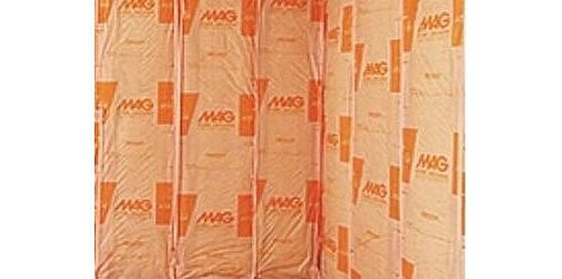 【マイスターが貼るグラスウール断熱材】現場管理者や職人さんに、ガラス繊維協会の実践するマイスター認定の取得を奨励し、断熱材自体の貼りやすさの研究も行い、キレイに貼りやすい断熱材の開発と貼り方の施工技術を構築し、実践しています。