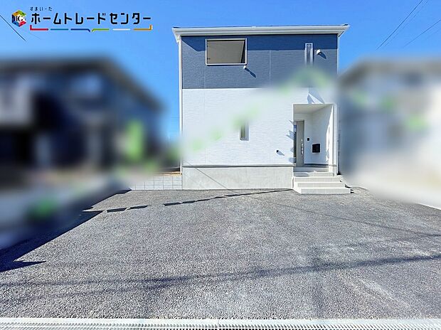 【駐車場】嬉しい仕様がたくさん！
システムキッチン、浴室乾燥機、床下収納、防犯カメラ、シャワートイレ、TVモニター付きインターホン、人感センサー付玄関灯、全居室ペアガラス、駐車２台可（車種による）