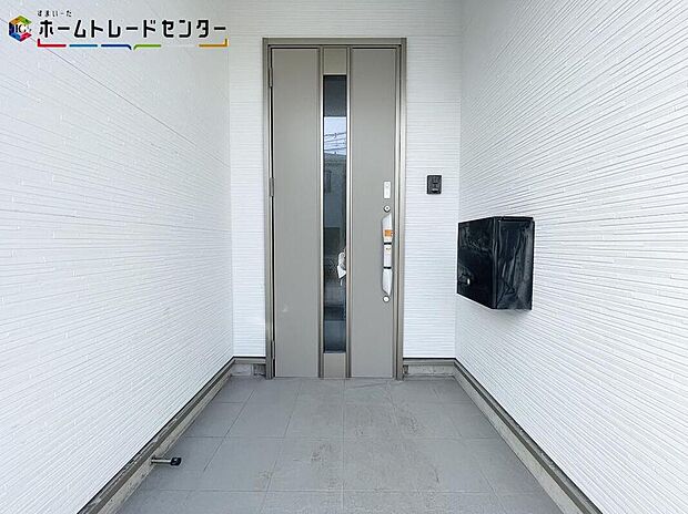 【玄関】玄関ポーチには屋根がついているので雨でも玄関前で濡れずにお出かけ準備が出来ます。セキュリティを高められるTVモニター付きインターホンが標準装備です！
