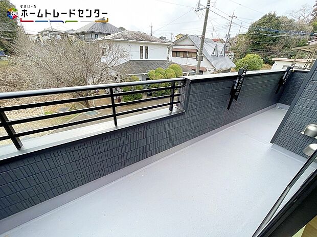 【バルコニー】南向きのバルコニー！日当たりも良く洗濯物の他に大きな布団も干せます！お日様の暖かな匂いに包まれたお布団は、快適な睡眠に導いてくれることでしょう！ほっと一息つきたいときも、静かなひと時を過ごせる空間です