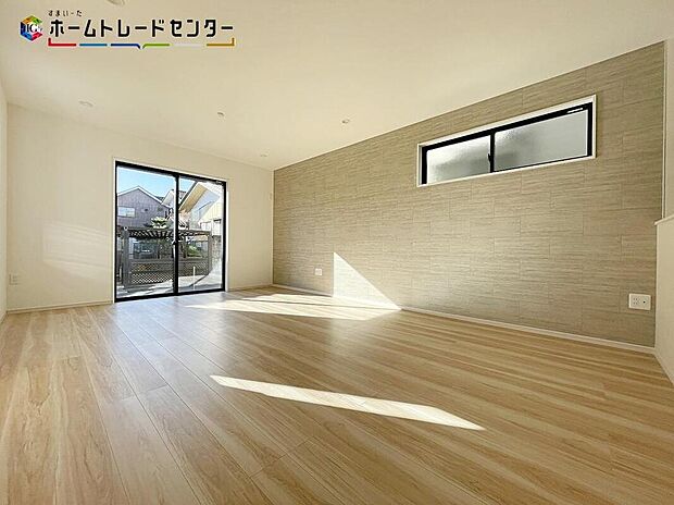 【リビング】ホームパーティに招きたくなる自慢の広々リビング・ダイニング!お子様が走り回っても広々安心です!伸びやかな子育てや、にぎやかなふれあいの日々を存分に楽しんでください。