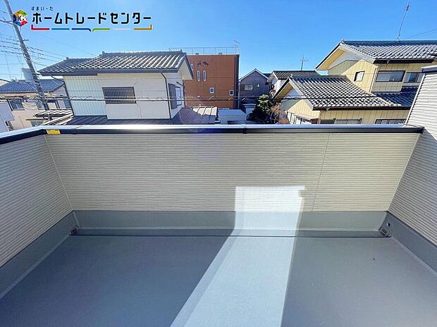 【バルコニー】心地よい春の陽射しや暖かな風を楽しむことが出来るバルコニー。晴れた日にはたっぷりの洗濯物や布団を干せます!屋根があるので急な雨にも慌てずに済みますね!