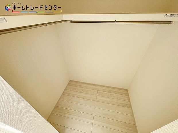 【収納】２号棟
たっぷり収納ができるウォークインクローゼットが完備！ママに嬉しい家事動線など工夫がたくさん！居室の全空間を有効活用出来ます。自分好みのお部屋で、プライベート時間をゆったりお寛ぎください！