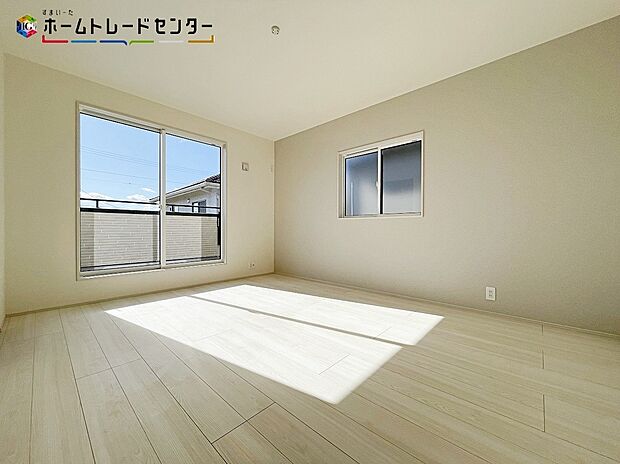 【リビング以外の居室】２号棟
２面採光を確保した明るい室内は、風通しも良く、大変居心地の良い空間となっております。爽やかな風を感じて起きる朝は、快適生活の始まりに！