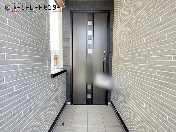 【玄関】 
２号棟
玄関ポーチには屋根がついているので雨でも玄関前で濡れずにお出かけ準備が出来ます。セキュリティを高められるTVモニター付きインターフォンが標準装備です！