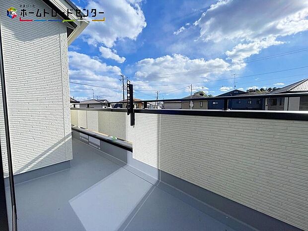 【バルコニー】全室南向きのプライベートルームは広々バルコニーでつながっています。家族全員分の洗濯物を干したり、夜には家族で星を眺めたり。家族のつながりを強めてくれるバルコニーです。