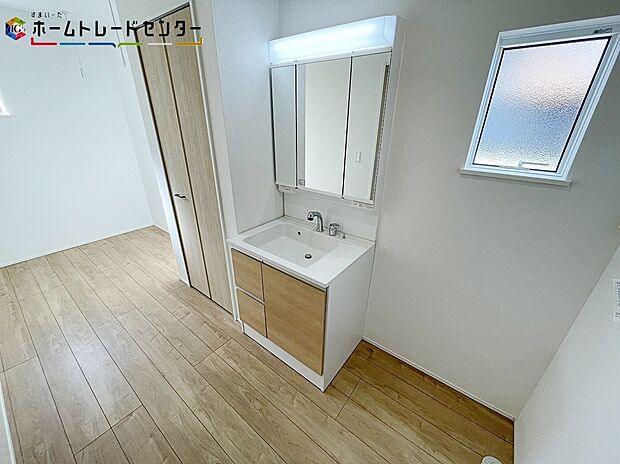 【洗面台・洗面所】4号棟
ちょっとした収納スペースは思いのほか頼りになる存在！サニタリースペースには窓が備えられております。毎朝の身支度も、陽の光差し込む明るい空間で、快適にお使い頂けそうです。