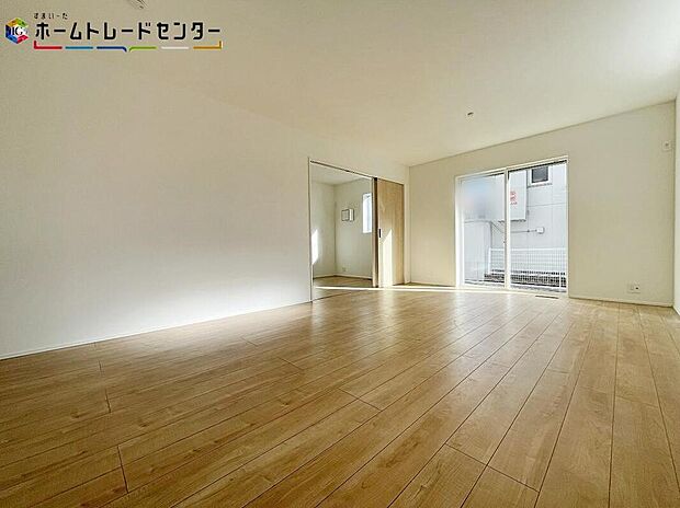 【リビング】４号棟
たくさんの窓から注ぐ太陽の光。時間の経過とともに位置を変え部屋に変化と温もりをもたらしてくれます。家族みんながくつろげるリビングです！