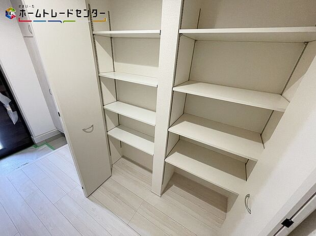 【玄関】6号棟
シューズクローク完備ですので、玄関が靴だらけになることもなく、スッキリとした見た目に保つことができます。窓もありますので明るいです!