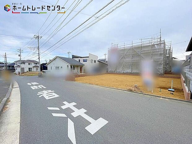 【前面道路含む現地写真】２号棟
平日・お仕事帰りなど、いつでもご案内致します！お気軽にお問い合わせ下さい♪お待ちしております！
開放感あふれる現地を是非ご体感くださいませ！