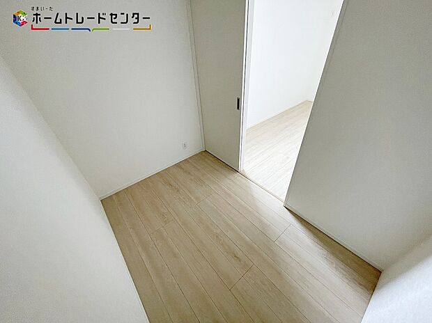【収納】衣類だけではなく、バッグや帽子、アクセサリーといったファッションアイテムをすべて一ヶ所で収納出来ます!衣類の収納を部屋に置く必要がないので、広々すっきりとした部屋になります。
