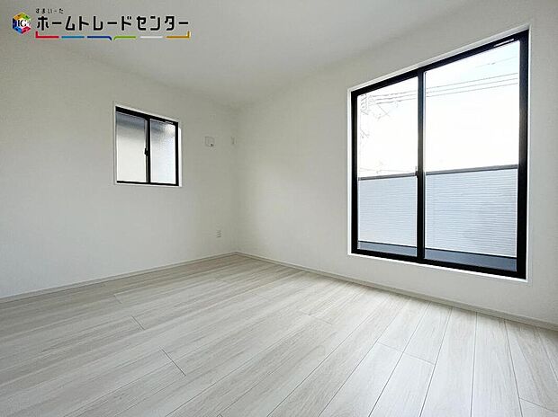 【リビング以外の居室】２号棟
穏やかな光が差し込む室内には、穏やかな時間が流れます。休日には、落ち着いた空間で自分の趣味を楽しむのはいかがですか。明るめのフローリングですので、壁紙ともマッチします！